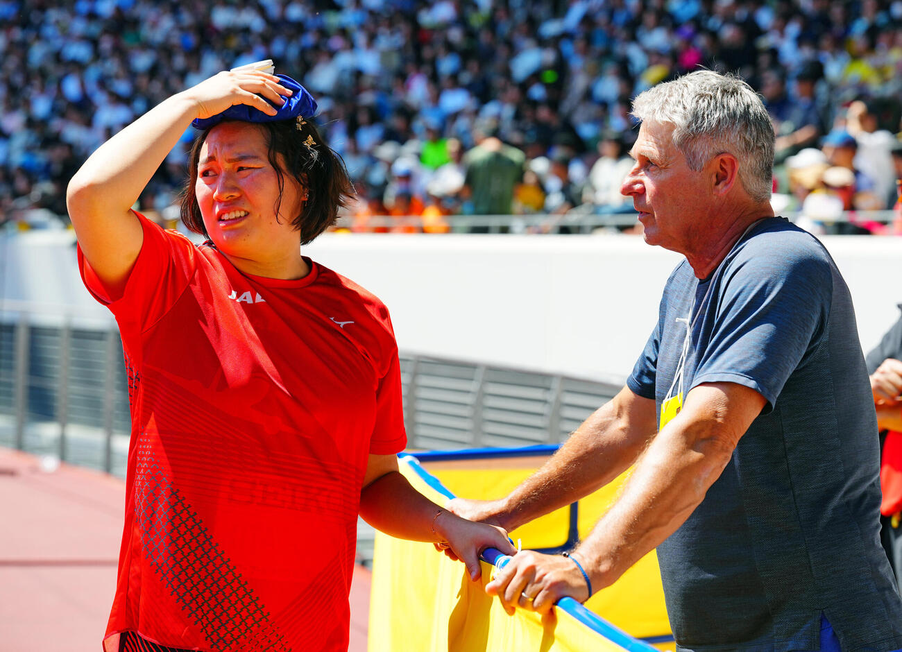 セイコーゴールデングランプリ2026女子やり投げ決勝、ヤン・ゼレズニー・コーチ（右）と話す北口榛花（撮影・垰建太）