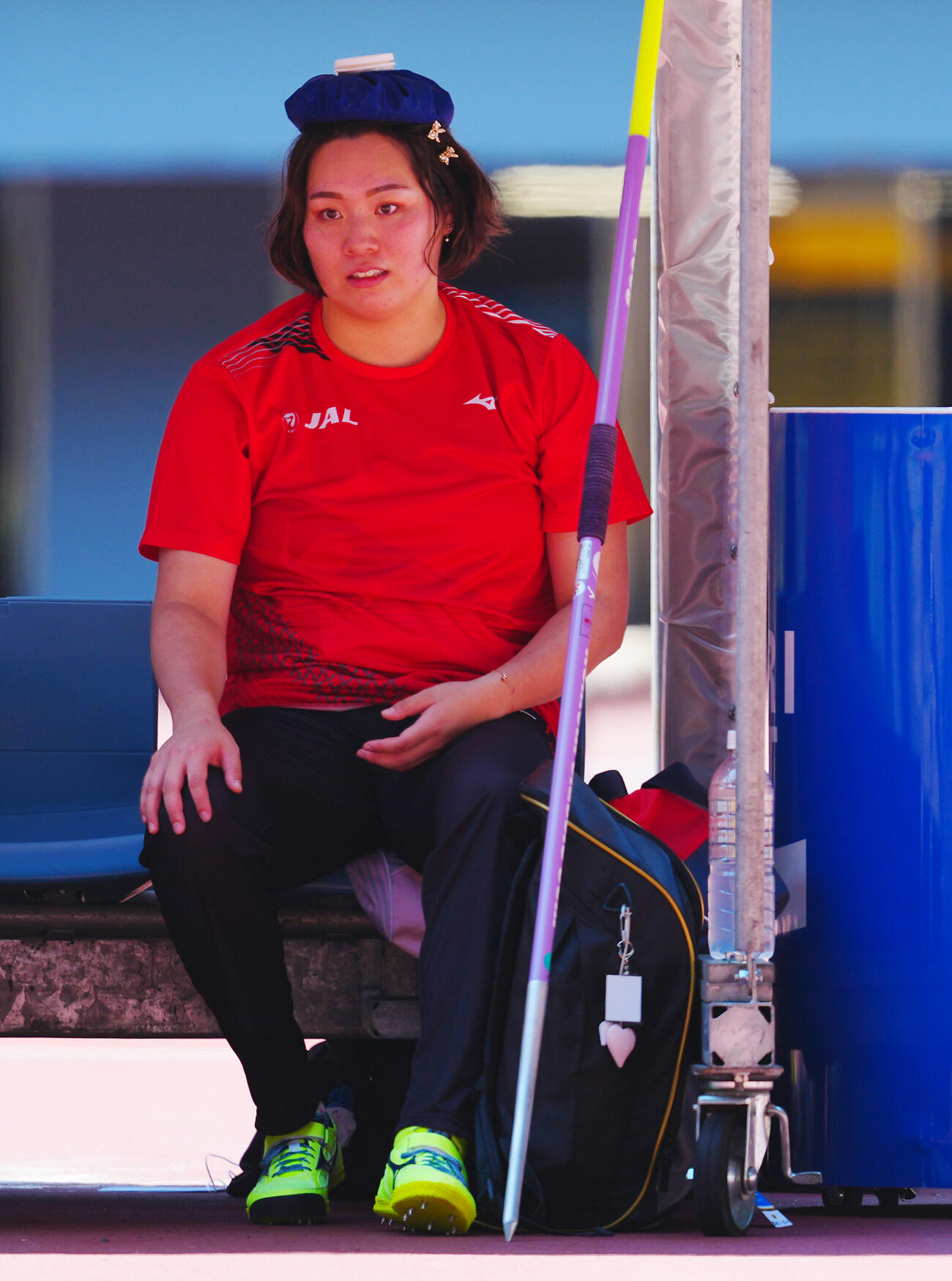 セイコーゴールデングランプリ2026女子やり投げ決勝、日影で頭に氷のうを乗せ出番を待つ北口榛花（撮影・垰建太）