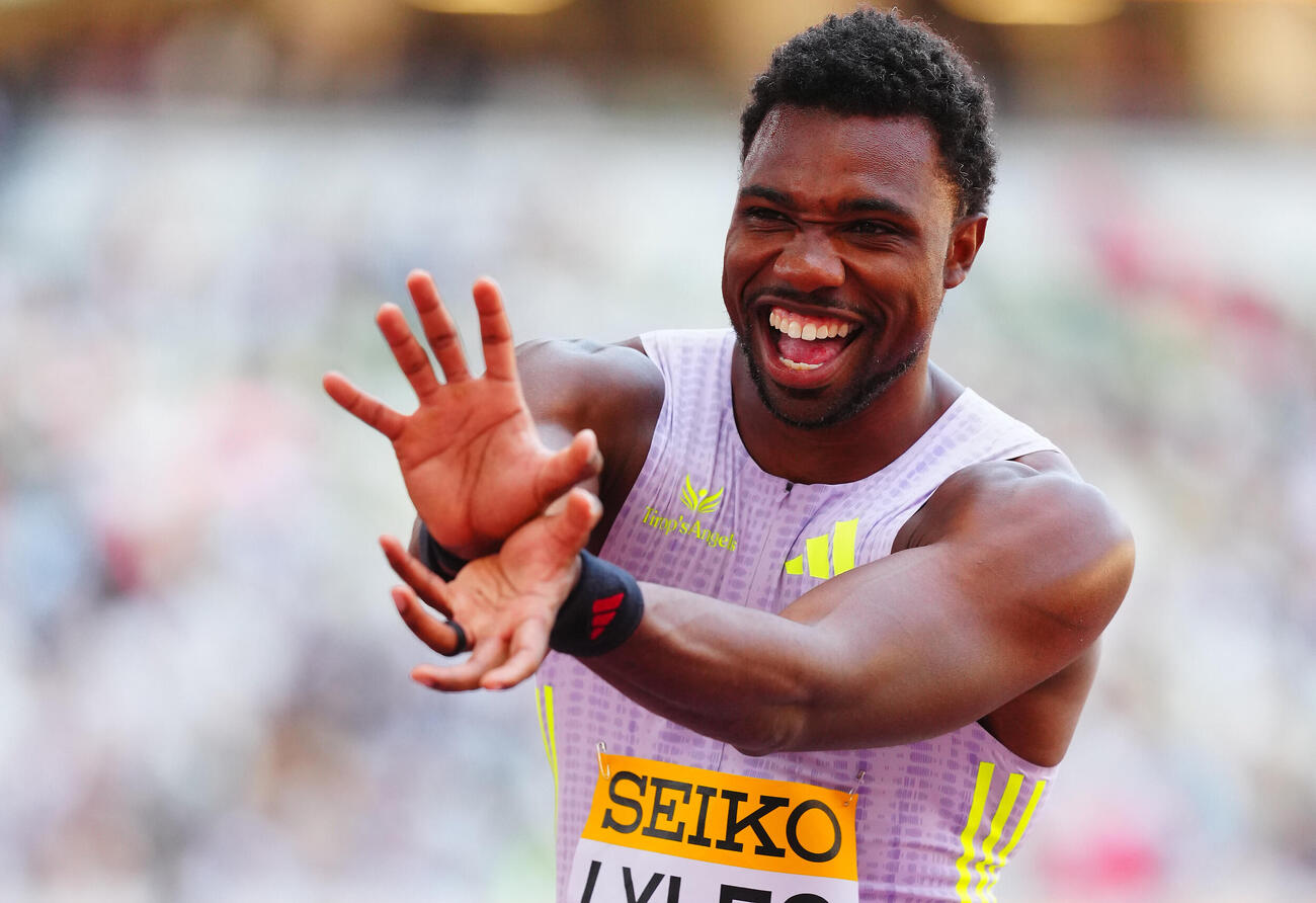 セイコーゴールデングランプリ2026、男子100メートル決勝で優勝し「かめはめ波」のポーズで写真に納まるノア・ライルズ（撮影・垰建太）