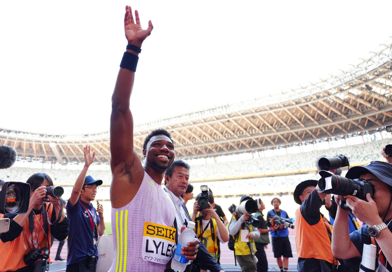 セイコーゴールデングランプリ2026男子100メートル決勝、1位でゴールしたノア・ライルズはファンの声援に笑顔で応えながら引き揚げる（撮影・垰建太）