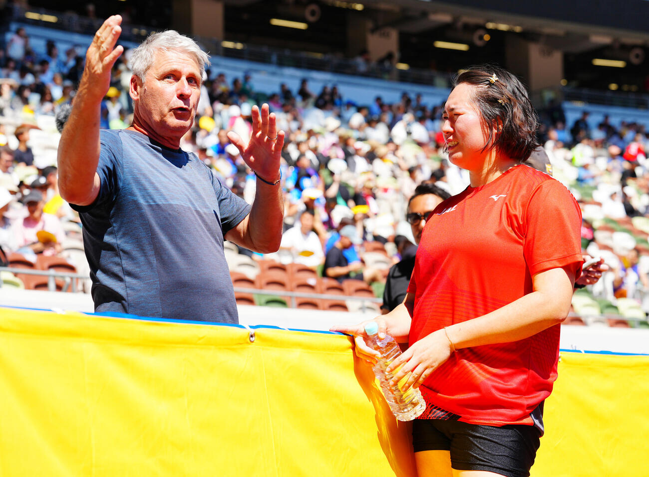 セイコーゴールデングランプリ2026女子やり投げ決勝、ヤン・ゼレズニー・コーチ（左）と話す北口榛花（撮影・垰建太）