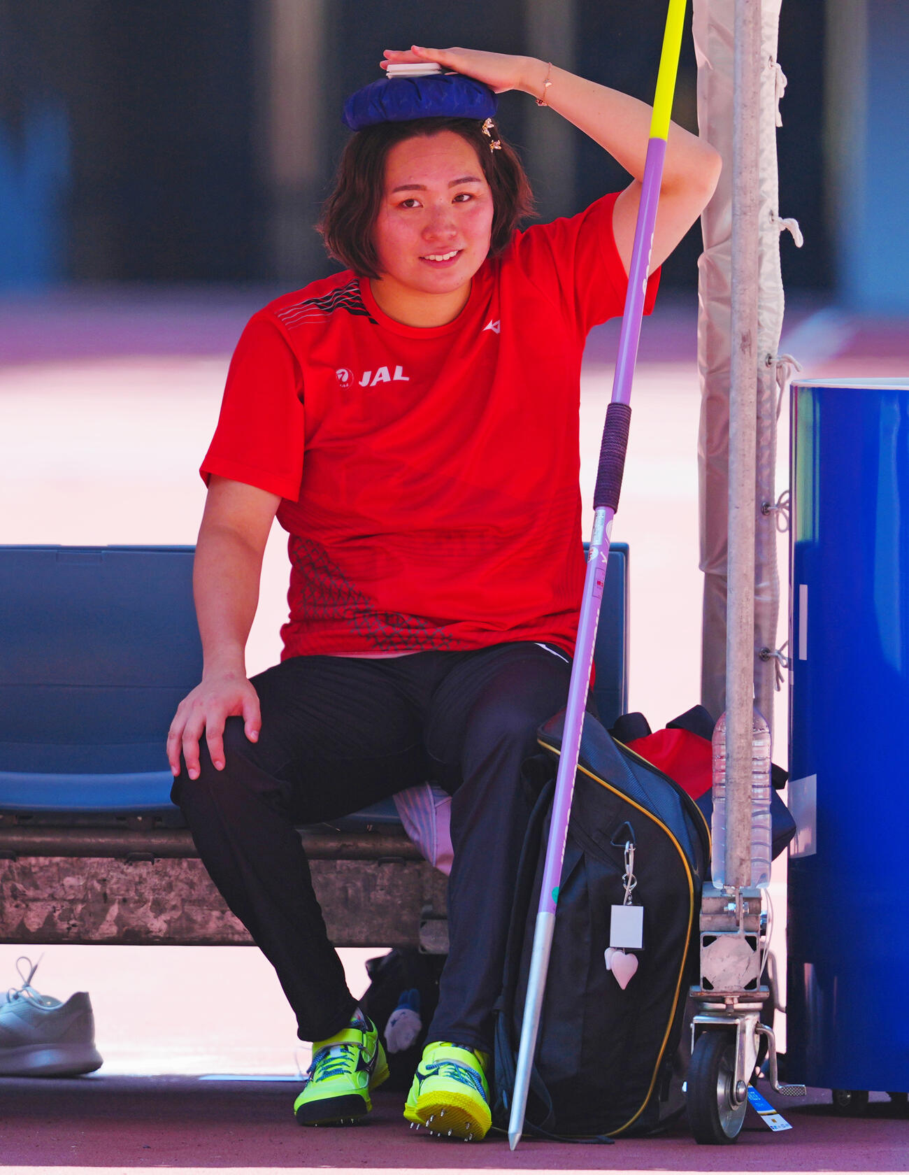 セイコーゴールデングランプリ2026女子やり投げ決勝、日影で頭に氷のうを乗せ出番を待つ北口榛花（撮影・垰建太）