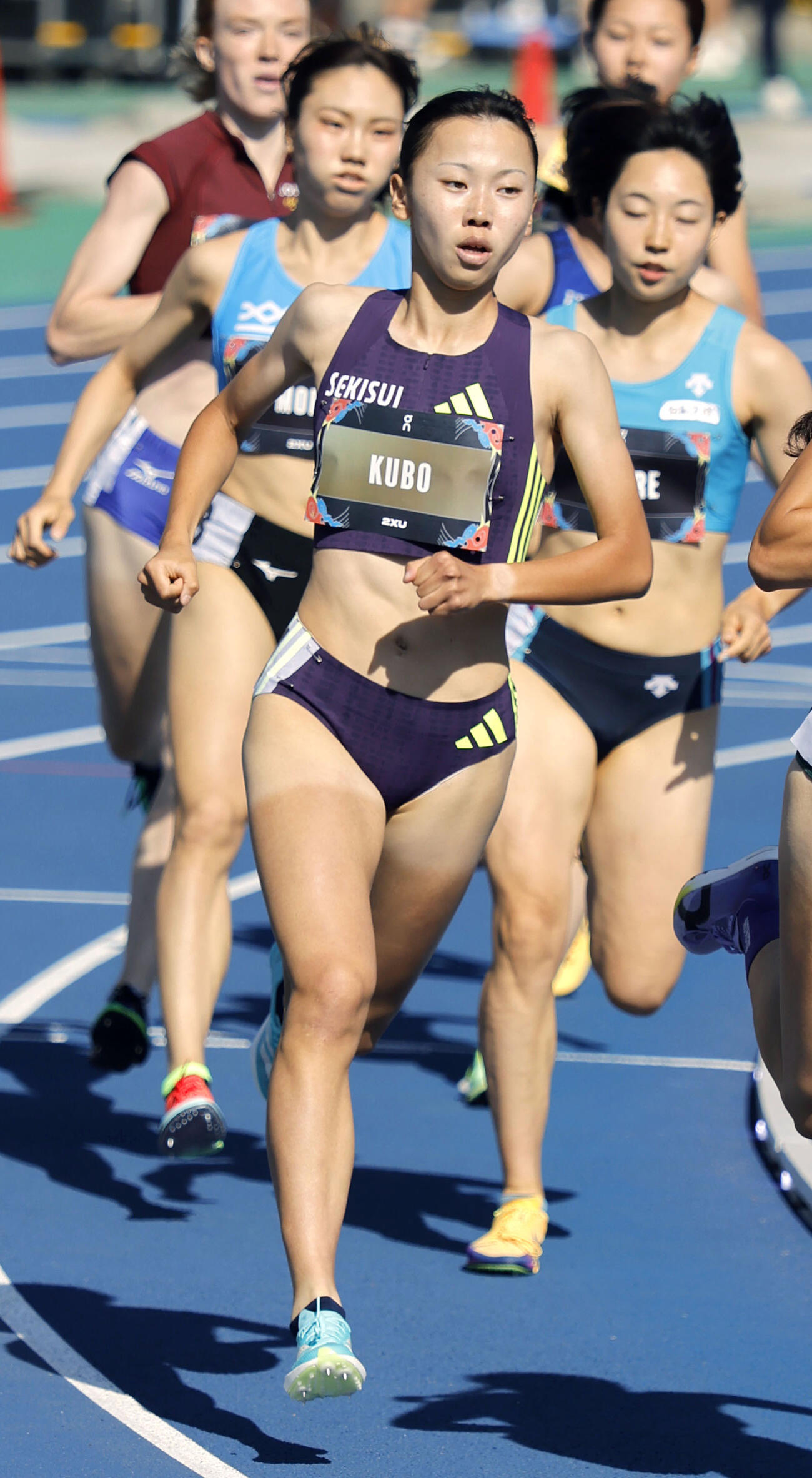 陸上ミドルディスタンス・サーキット東京大会の女子800メートルで力走する久保凜（手前）（共同）