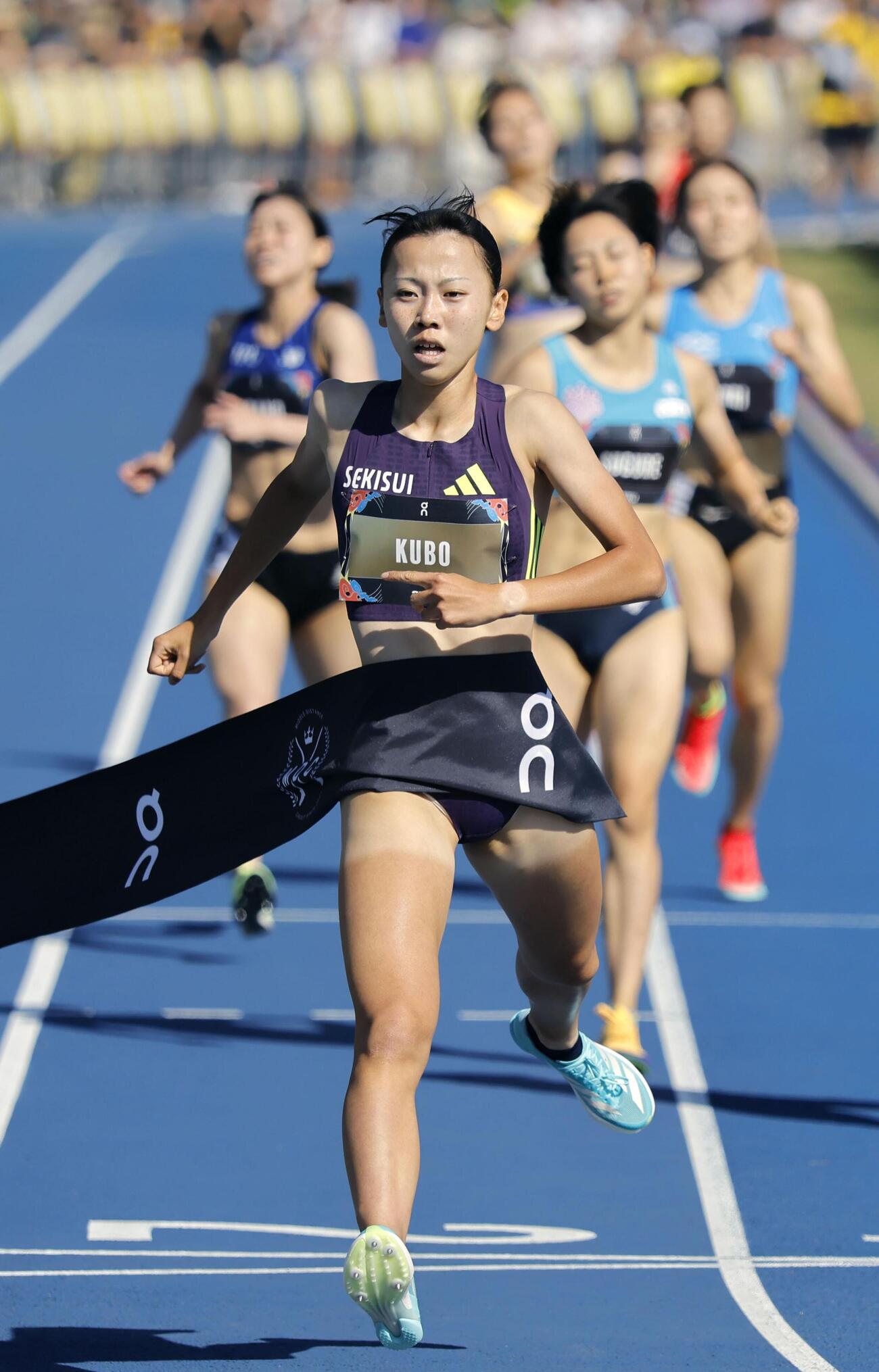 陸上ミドルディスタンス・サーキット東京大会の女子800メートルでゴールする久保凜。2分2秒76で優勝（共同）