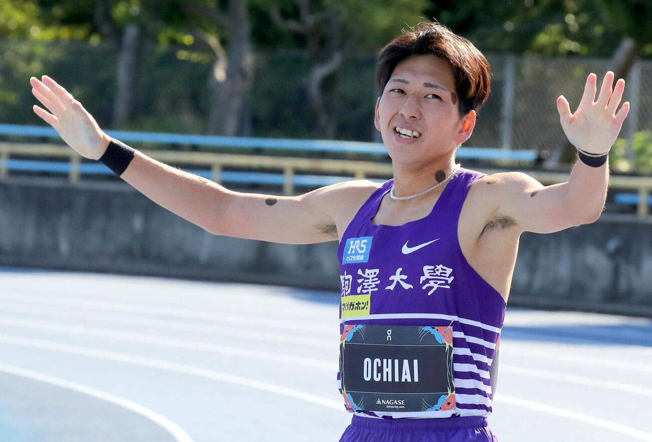 男子800メートルの日本新記録1分43秒45をマークし、歓声に両手を挙げて応える落合晃（撮影・木下淳）