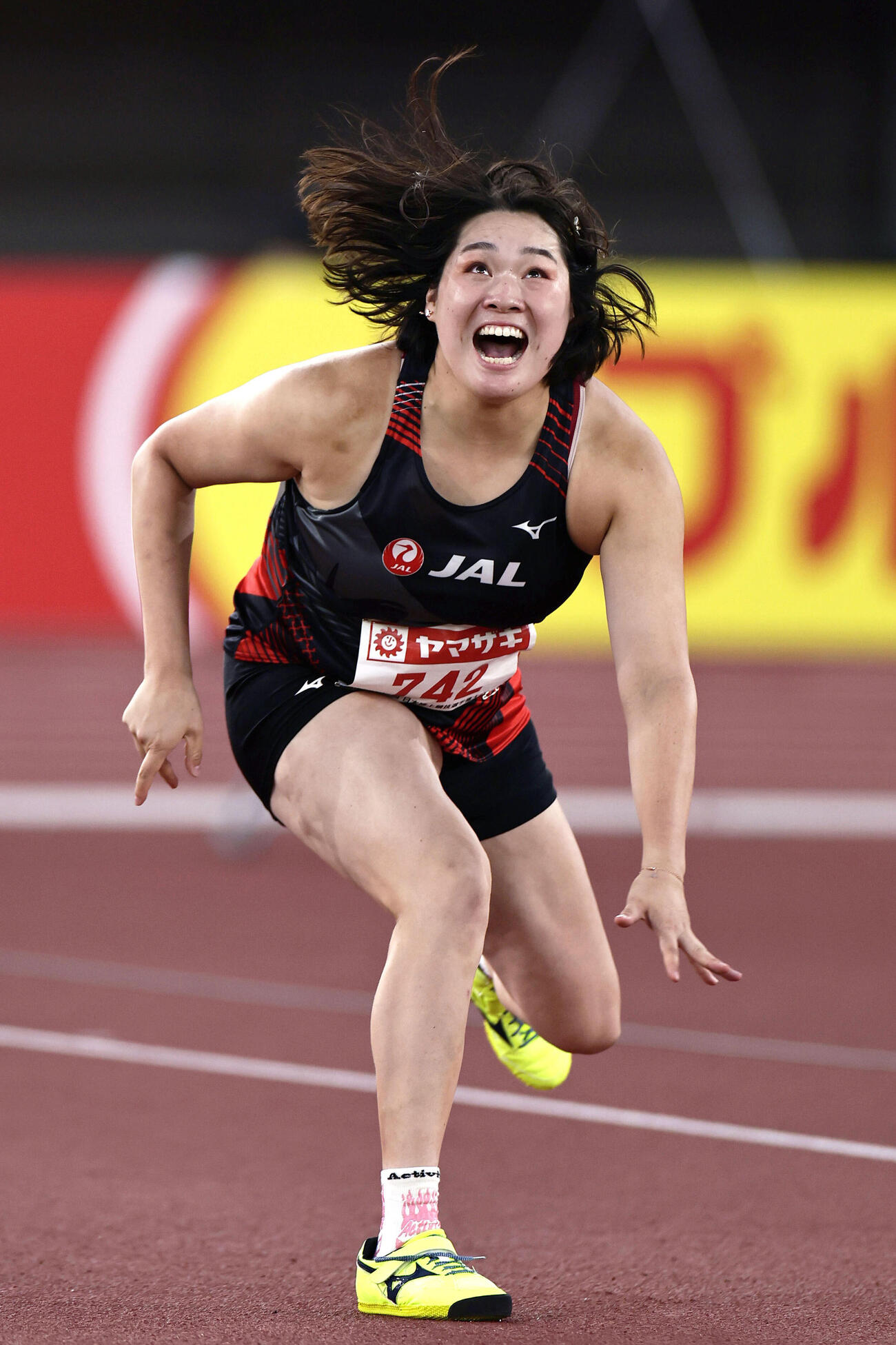女子やり投げ　投てきし、やりの行方を見る北口榛花＝パロマ瑞穂スタジアム（共同）