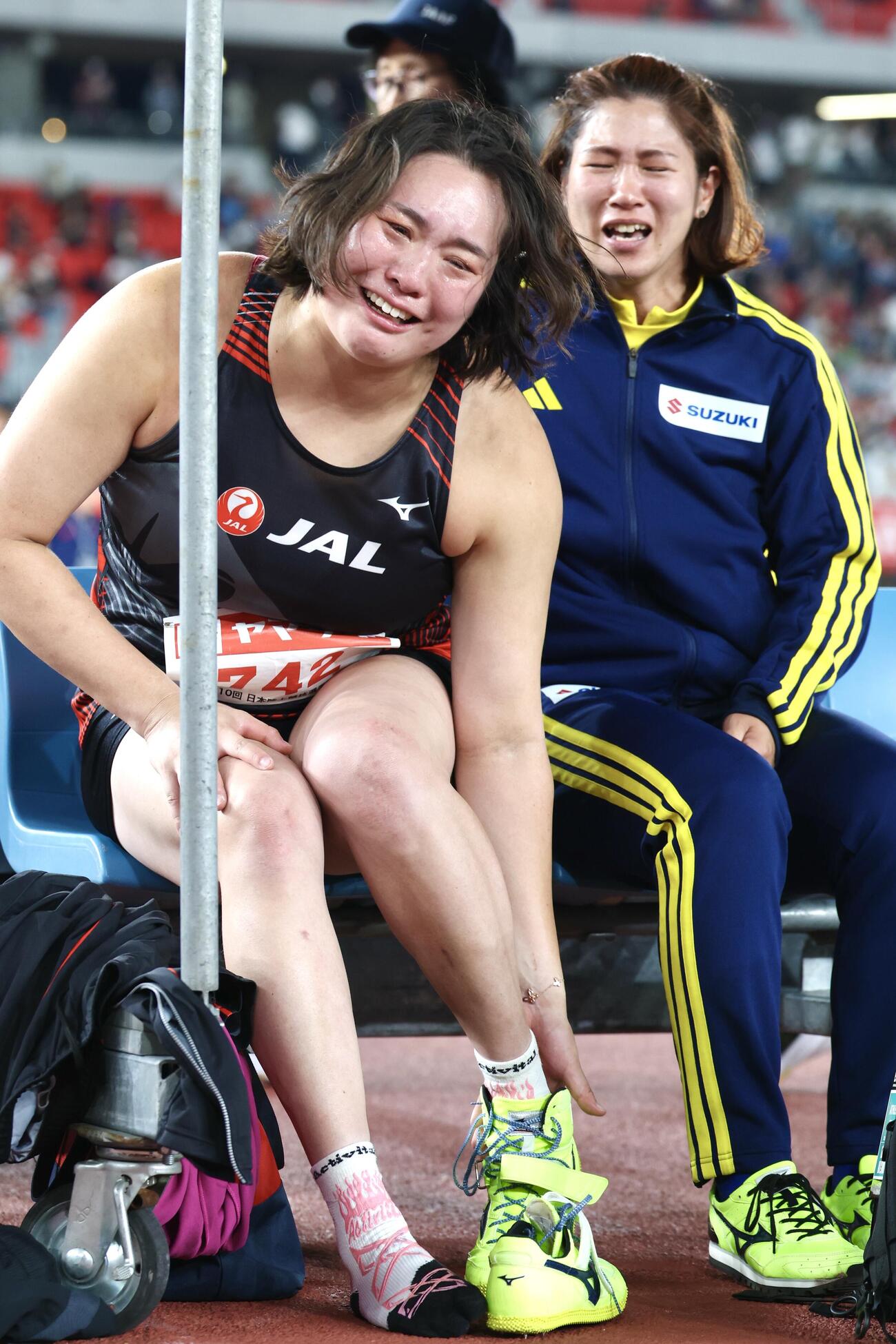 第110回日本陸上競技選手権大会　第1日　女子やり投げ決勝　優勝し斉藤真理菜（右）と歓喜する北口榛花（撮影・宮地輝）
