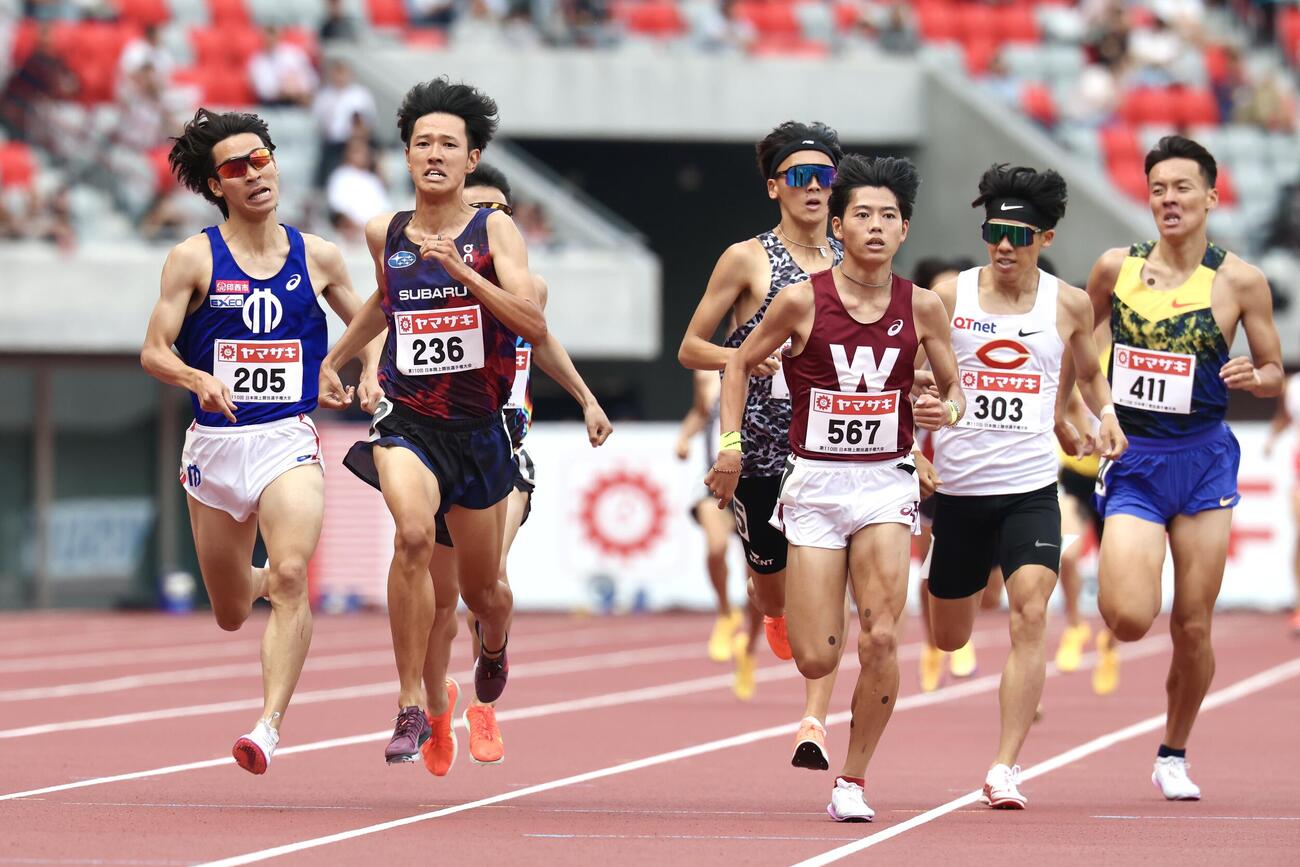 第110回日本陸上競技選手権大会　第1日　男子1500メートル予選　力走する森田佳祐（手前中央左）と本田桜二郎（同右）（撮影・宮地輝）＝2026年6月12日