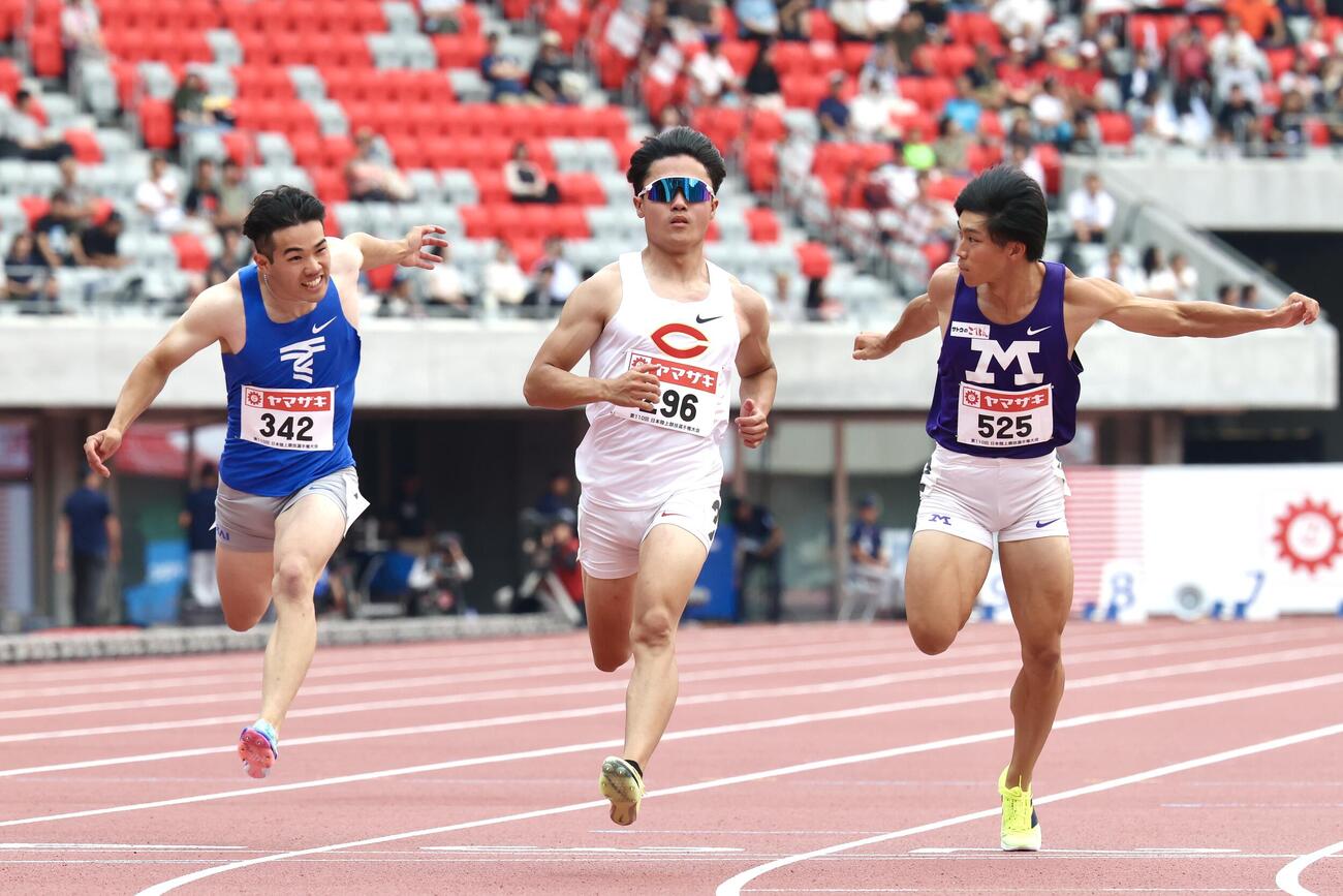 男子100メートル予選　ゴールする小室歩久斗（中央）（撮影・宮地輝）