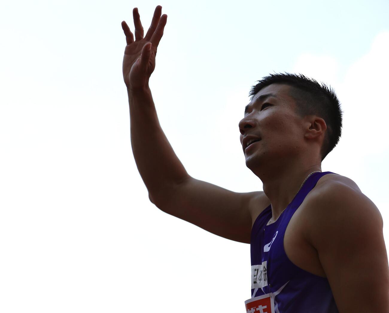 第110回日本陸上競技選手権大会　第1日　男子100メートル予選　手を振る桐生祥秀（撮影・宮地輝）