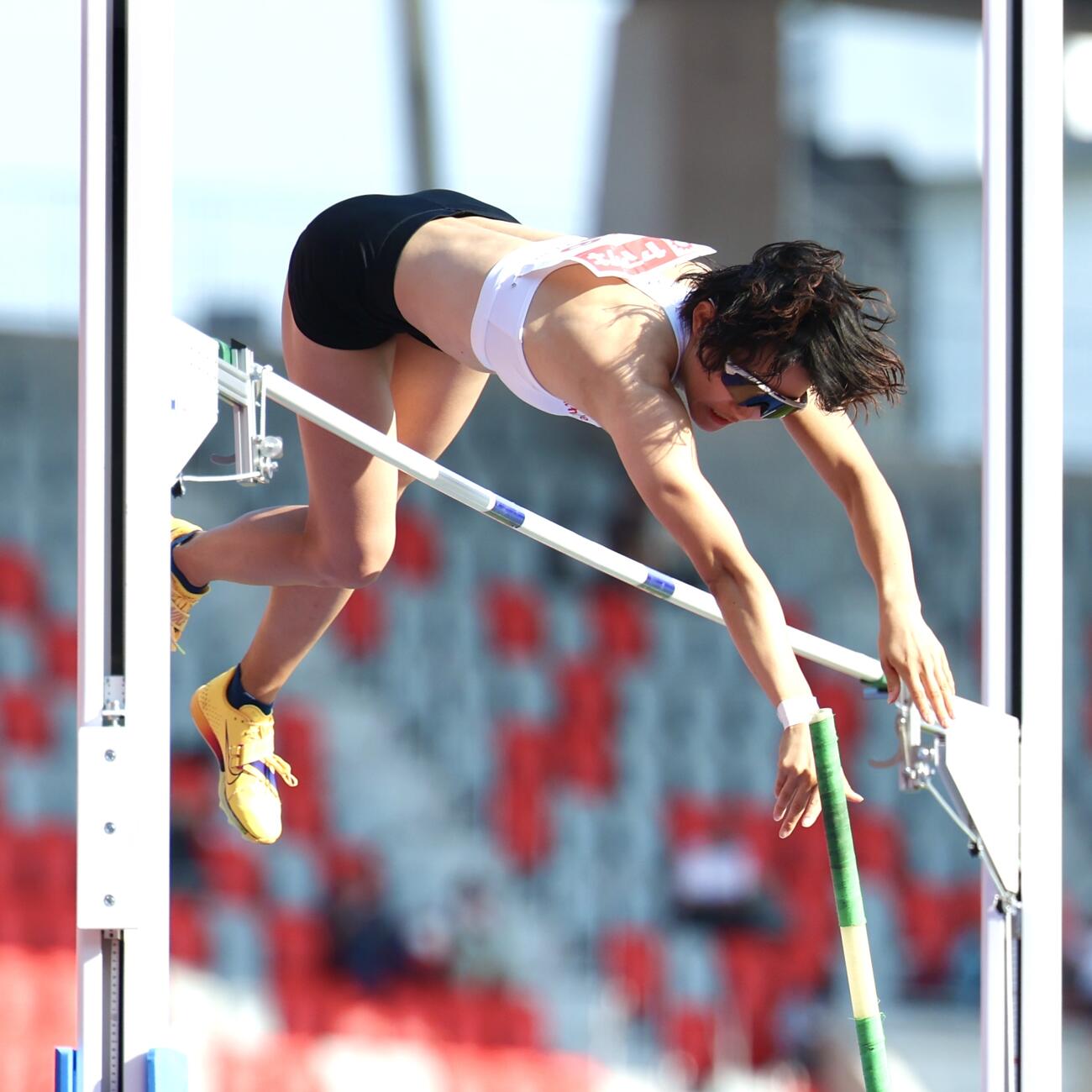 第110回日本陸上競技選手権大会　第1日　女子棒高跳び決勝　4メートル25に成功する諸田実咲（撮影・宮地輝）