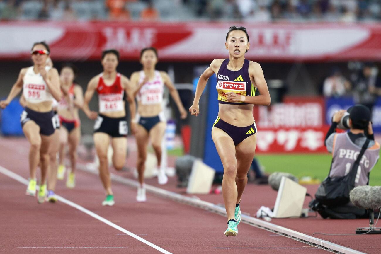 女子800メートル予選　力走する久保凜（手前）＝パロマ瑞穂スタジアム（共同）