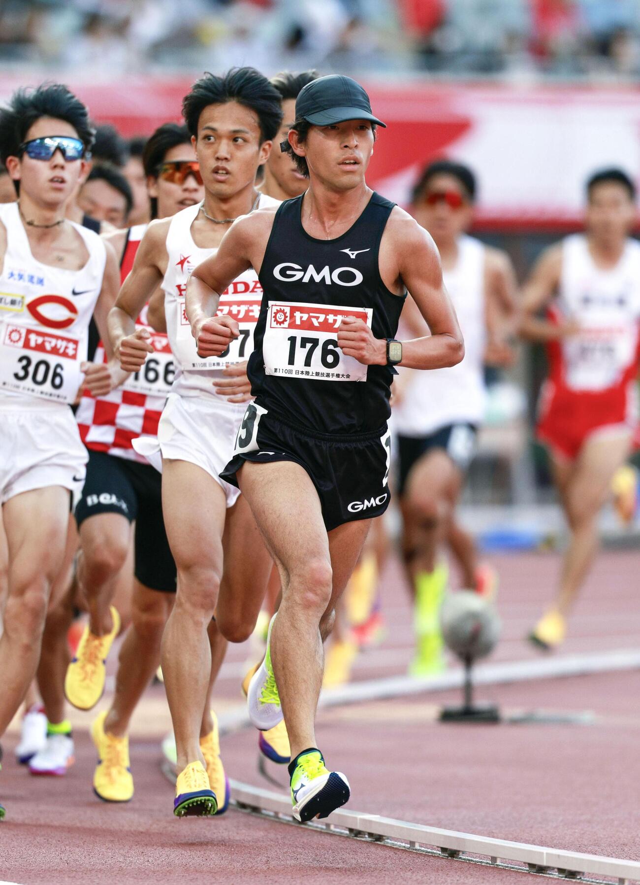 男子5000メートル予選　力走する嶋津雄大（先頭）（共同）