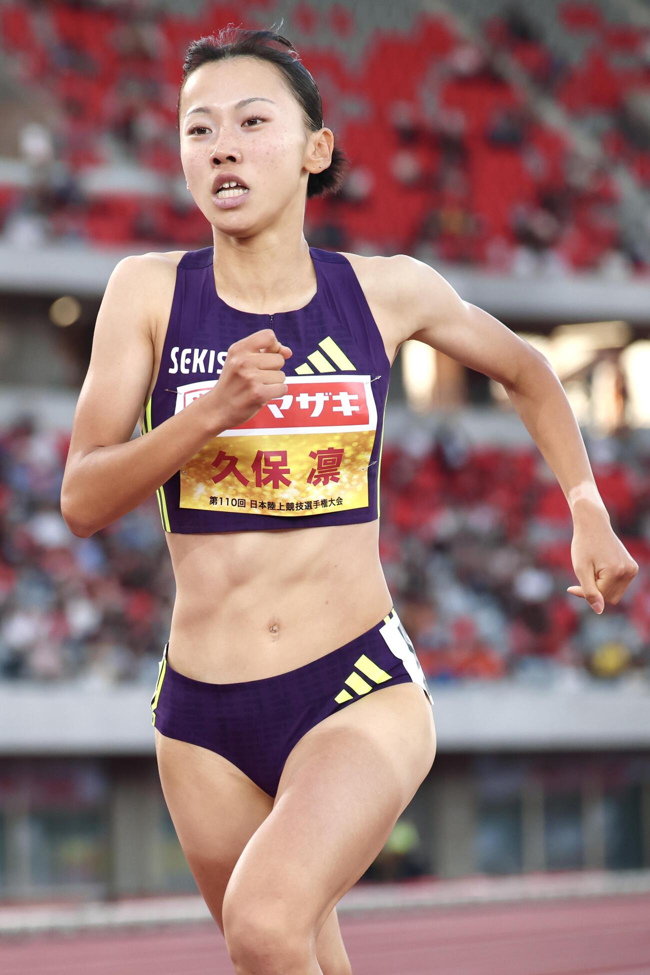 女子800メートル予選　力走する久保凜（撮影・宮地輝）