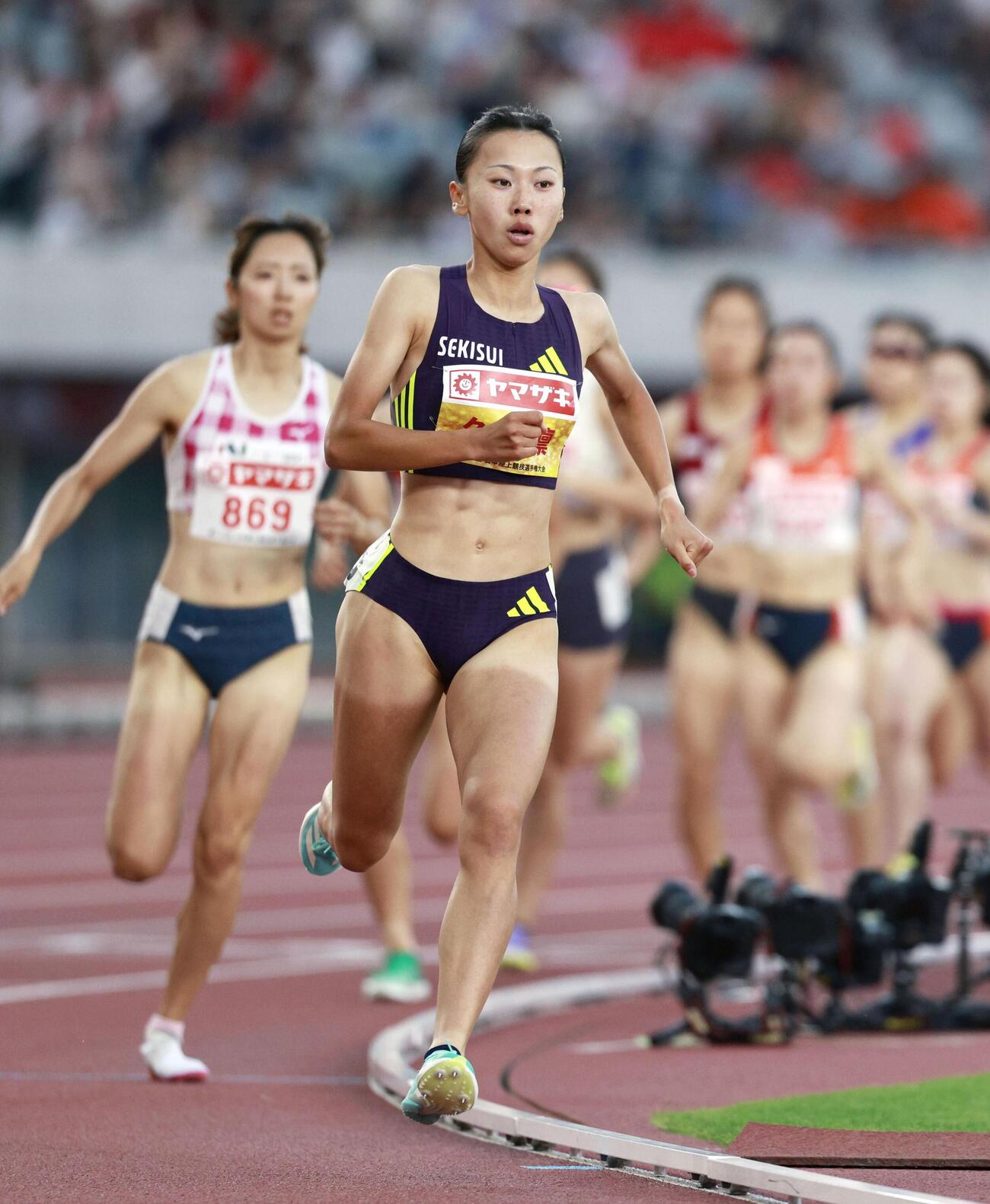 女子800メートル予選　力走する久保凜（先頭）（共同）