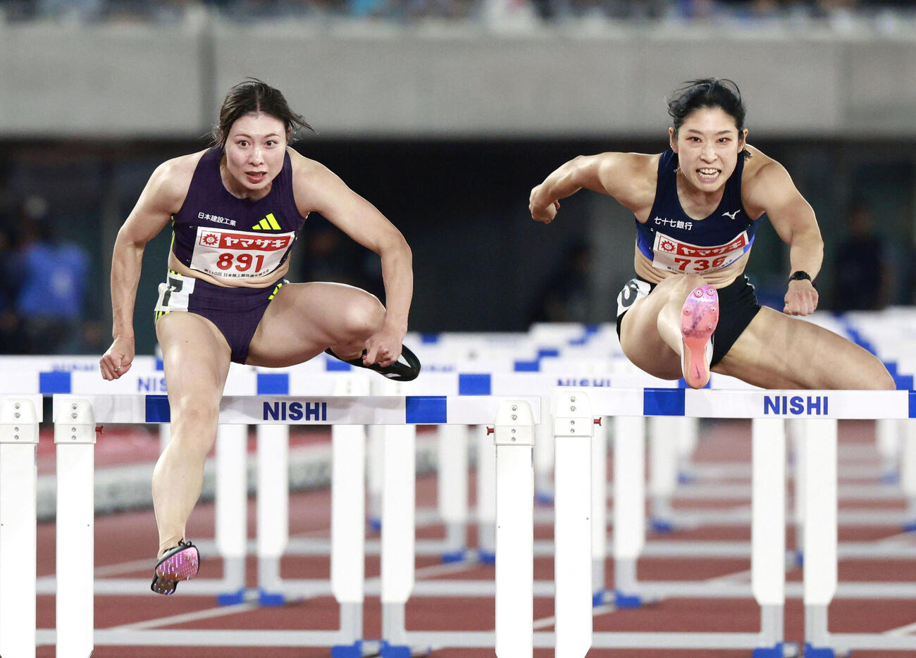 女子100メートル障害準決勝　力走する福部真子（左）と青木益未（共同）