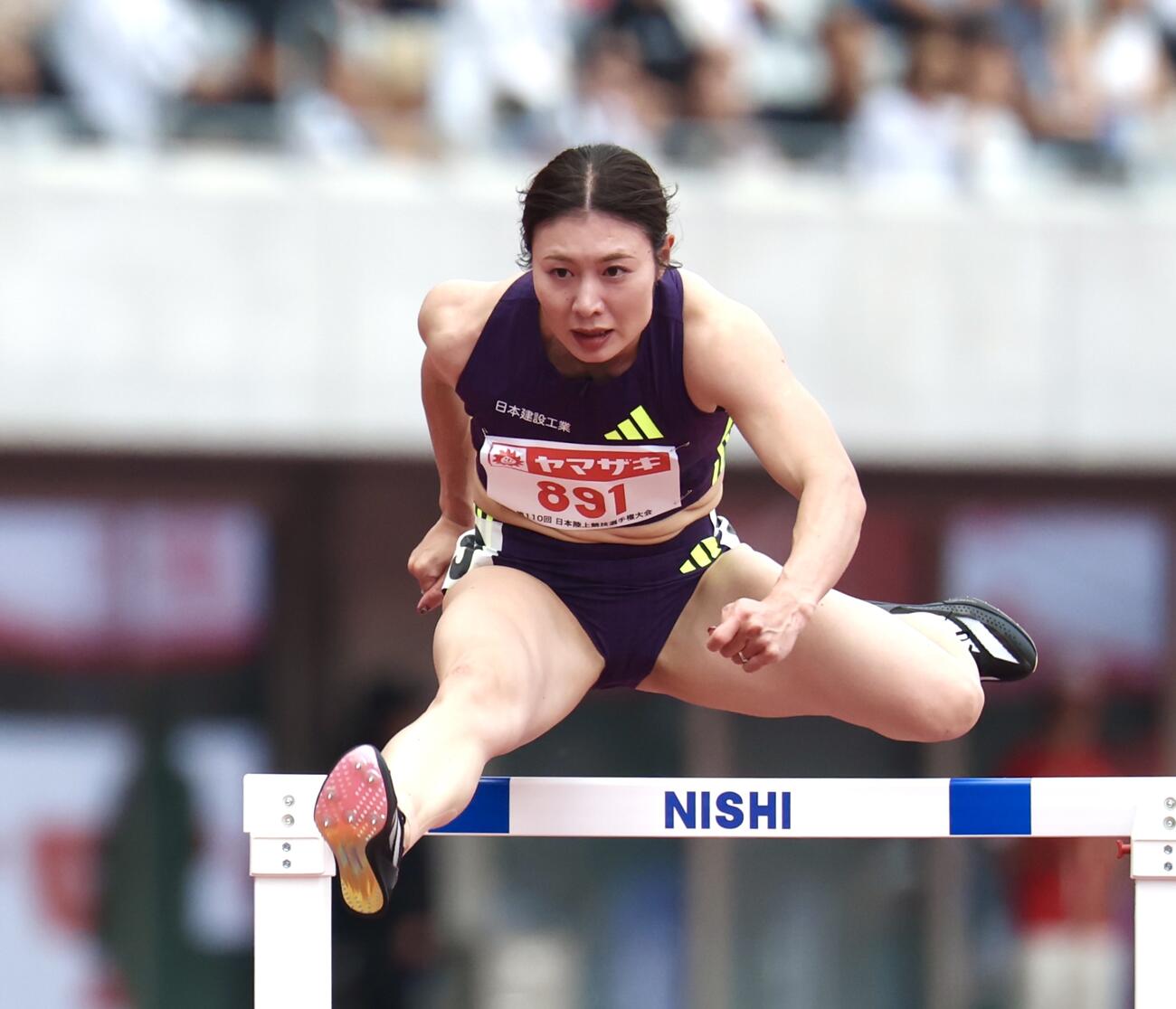 女子100メートル障害予選　ハードルを越える福部真子（撮影・宮地輝）