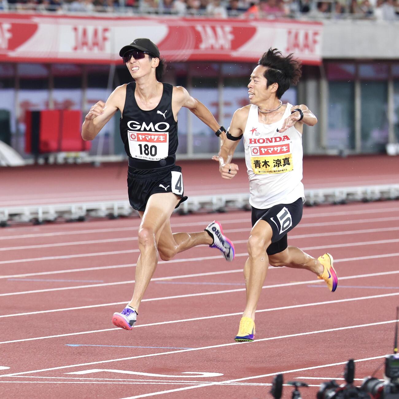 第110回日本陸上競技選手権大会　第1日　男子3000メートル障害決勝　優勝した青木涼真（右）（撮影・宮地輝）