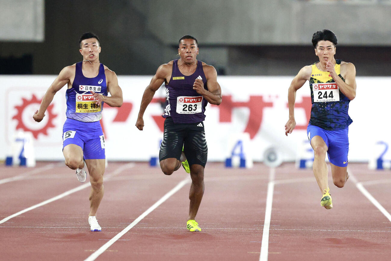 男子100メートル準決勝　力走する（左から）桐生祥秀、デーデー・ブルーノ、多田修平（共同）