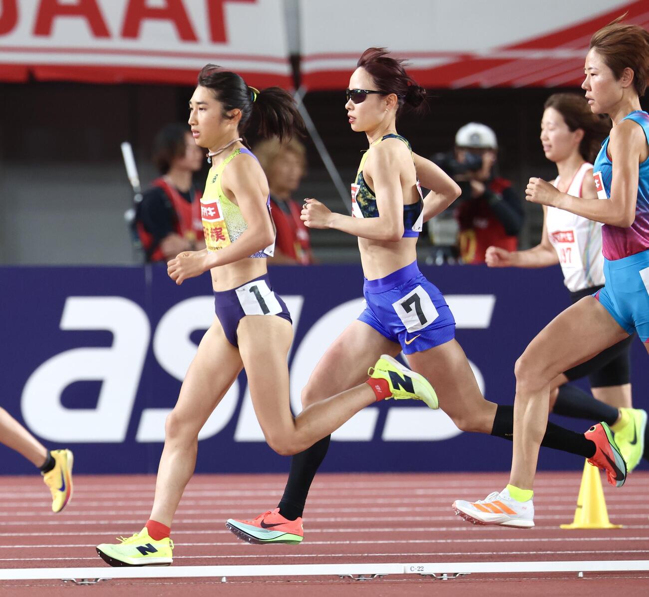 第110回日本陸上競技選手権大会　第1日　女子5000メートル決勝　力走する田中希実（左）と山本有真（撮影・宮地輝）＝2026年6月12日