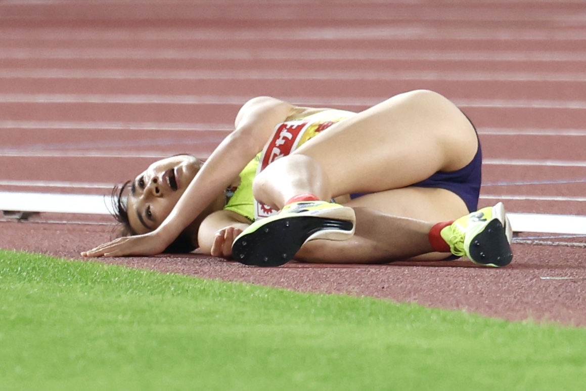第110回日本陸上競技選手権大会　第1日　女子5000メートル決勝　倒れ込む田中希実（撮影・宮地輝）