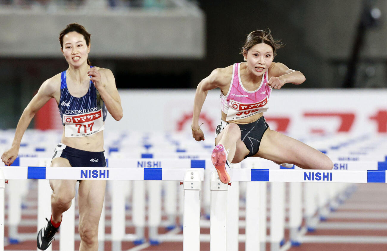 女子100メートル障害準決勝　力走する中島ひとみ（右）（共同）