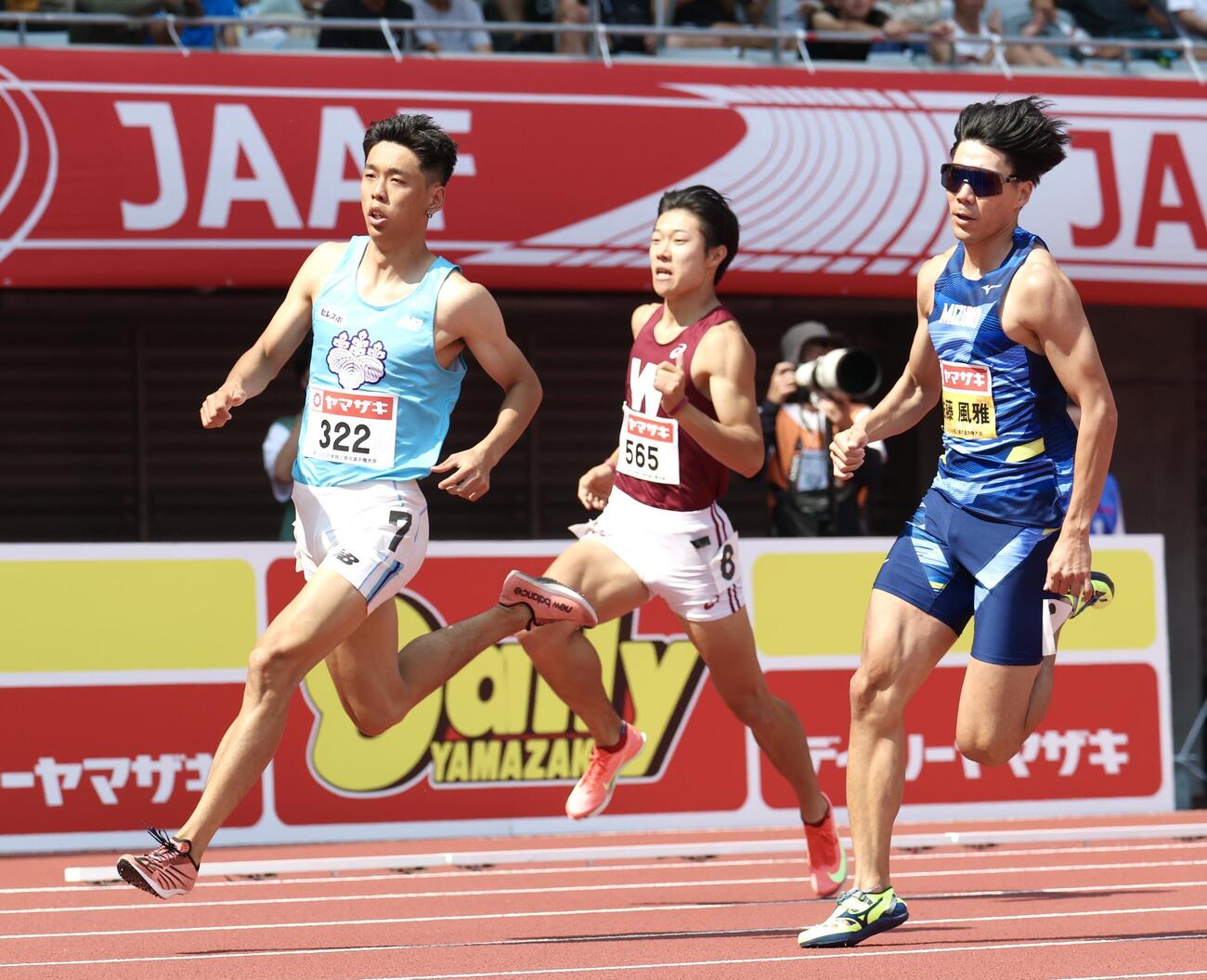 第110回日本陸上競技選手権大会　第2日　男子400メートル予選　力走する林申雅（左）と佐藤風雅（右）（撮影・宮地輝）