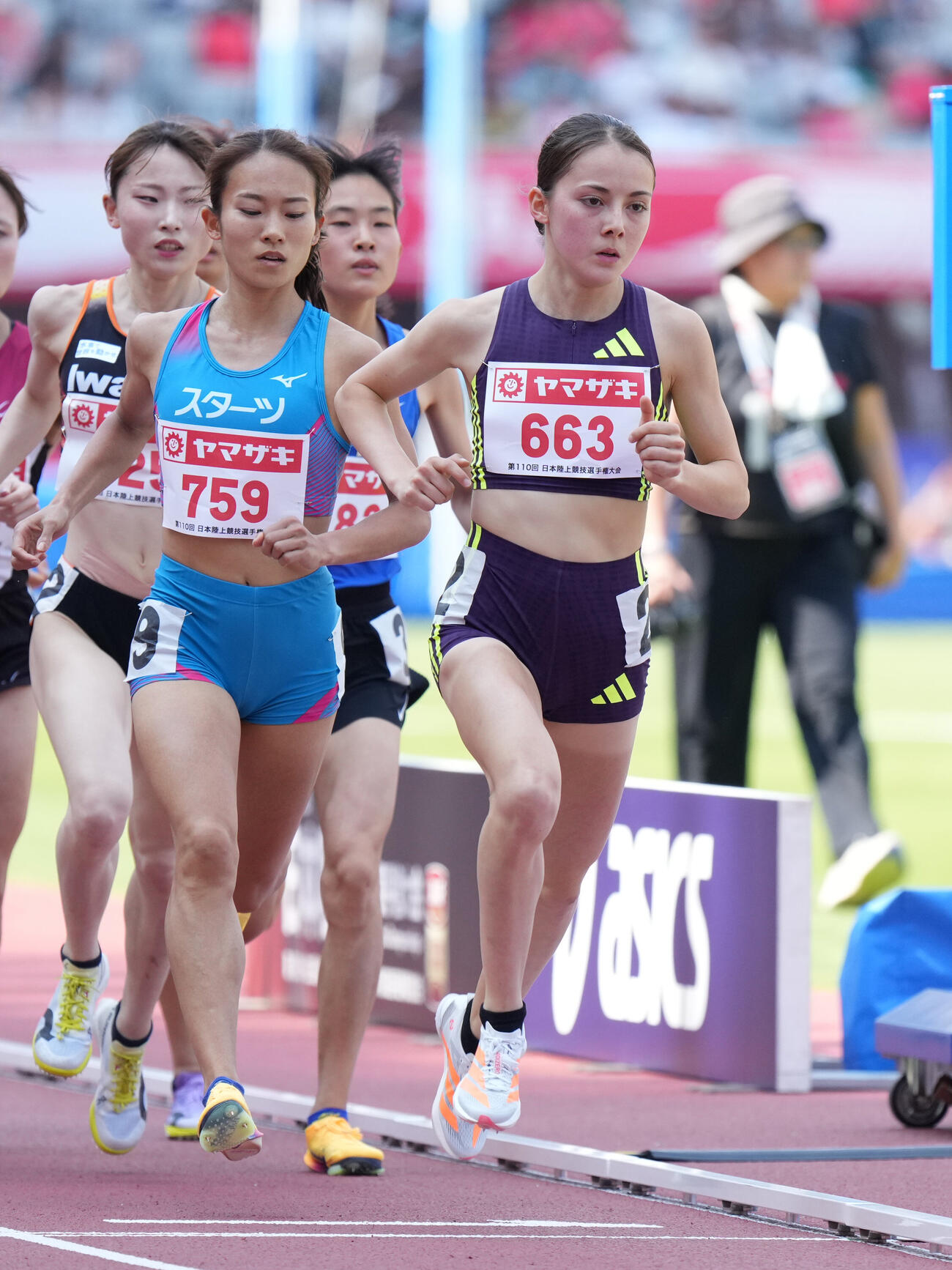 第110回日本陸上競技選手権大会　女子1500m予選2組目で力走するドルーリー朱瑛里（右）（撮影・森本幸一）＝2026年6月13日、愛知県名古屋市のパロマ瑞穂スタジアム