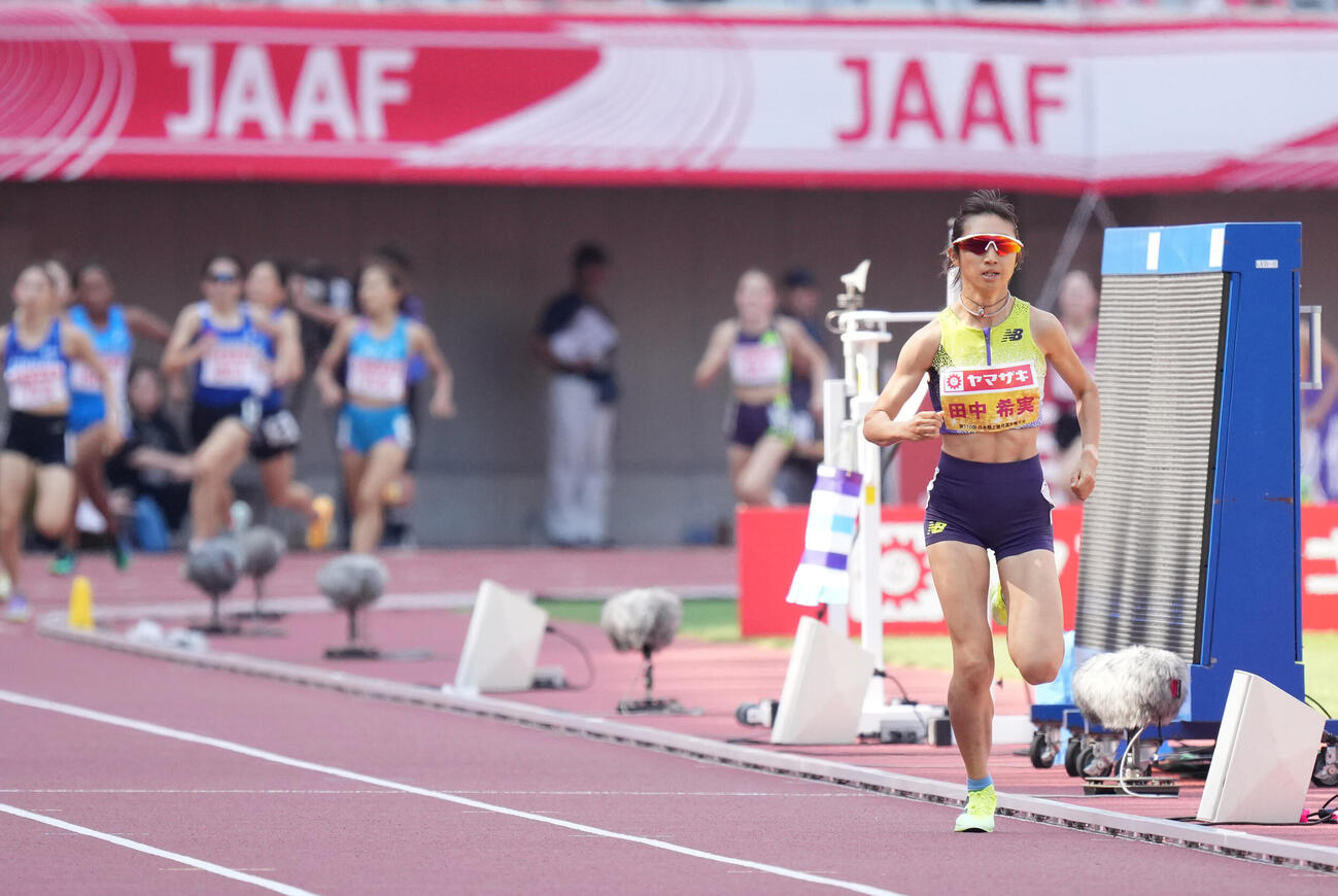第110回日本陸上競技選手権大会　女子1500m予選2組目で力走する田中希実（右）（撮影・森本幸一）愛知県名古屋市のパロマ瑞穂スタジアム