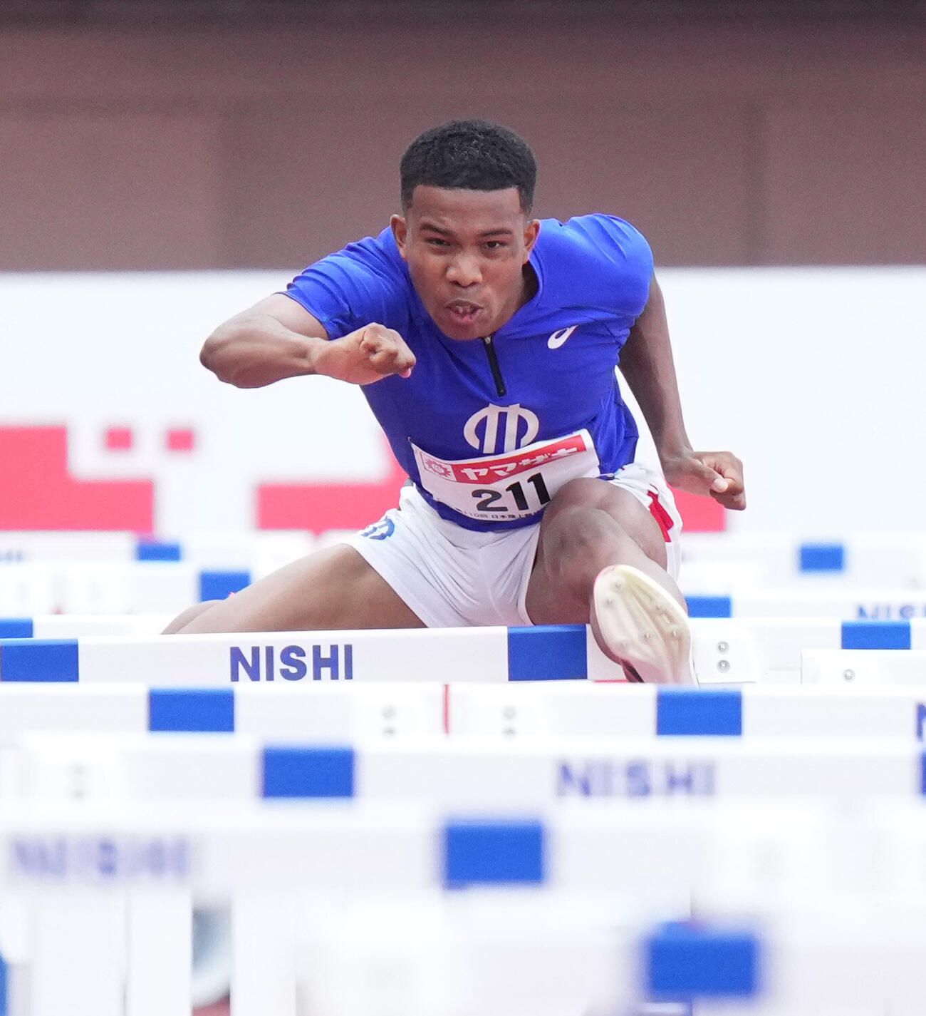第110回日本陸上競技選手権大会　男子110m障害予選、古賀ジェレミーは力走するも予選通過ならず（撮影・森本幸一）