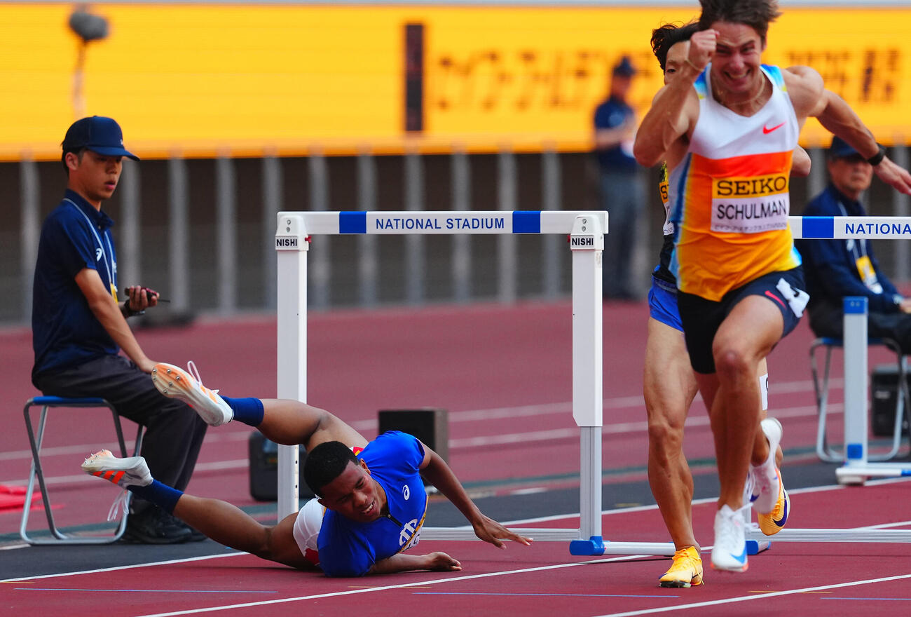 セイコーゴールデングランプリ2026男子110メートル障害決勝、転倒する古賀ジェレミー(左)（26年5月撮影）