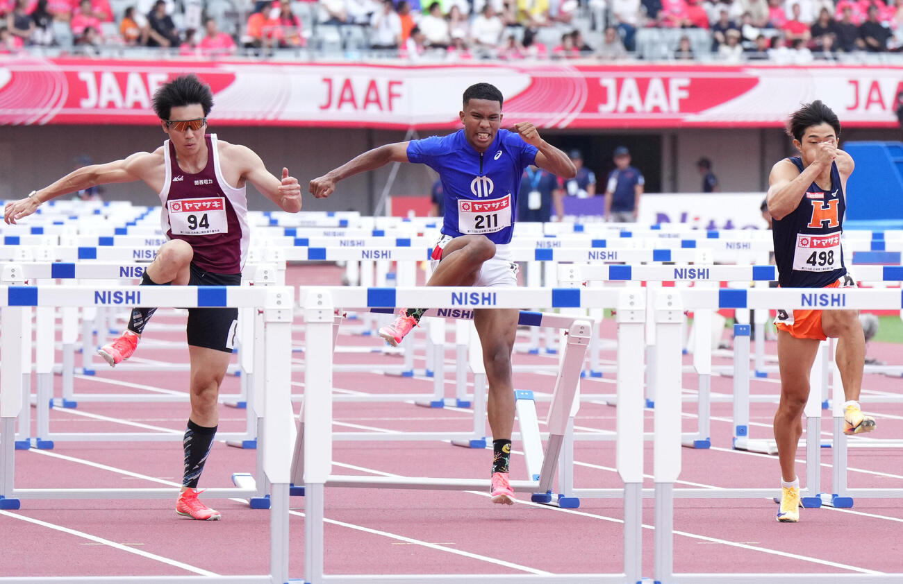第110回日本陸上競技選手権大会　男子110m障害予選、古賀ジェレミー（中央）は力走するも予選通過ならず（撮影・森本幸一）
