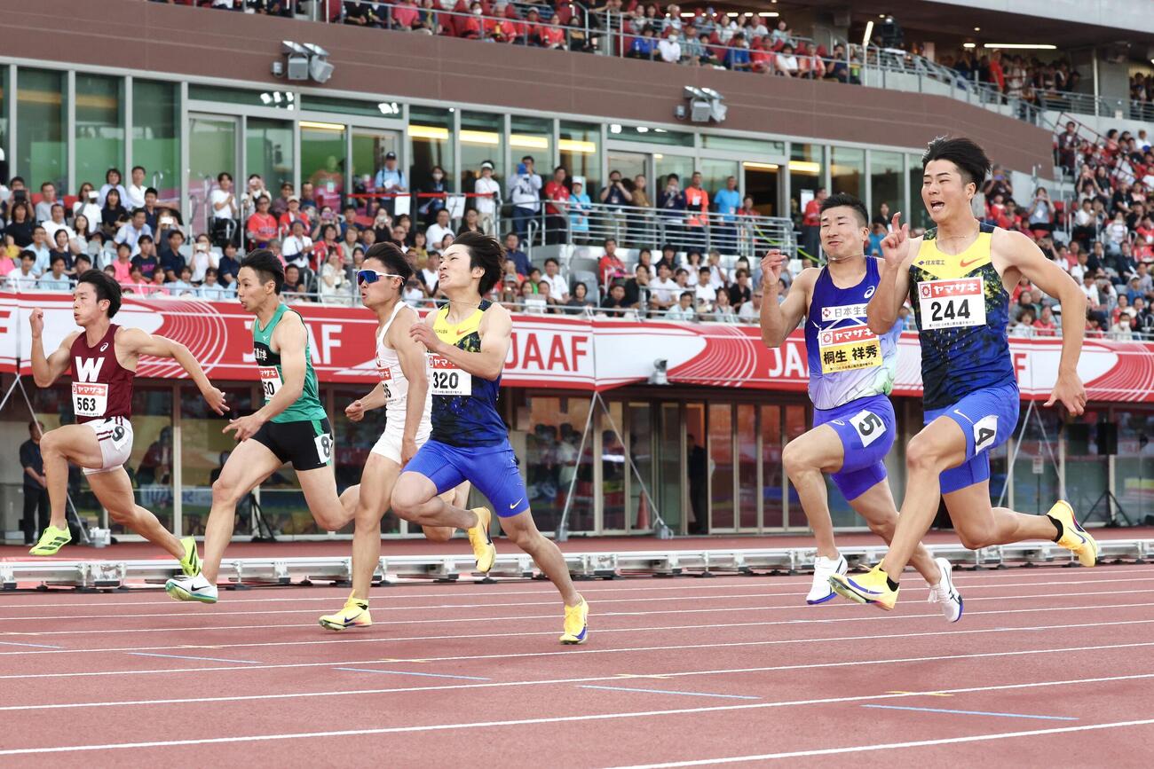 第110回日本陸上競技選手権大会　第2日　男子100メートル決勝　力走する多田修平（右端）ら（撮影・宮地輝）