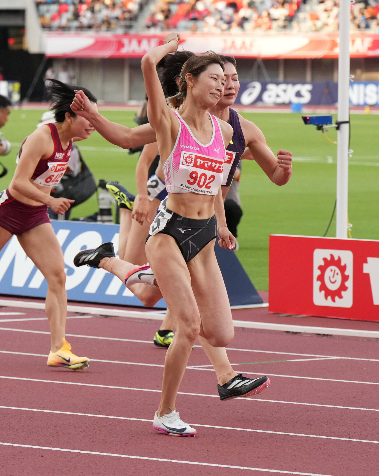 第110回日本陸上競技選手権大会　女子100メートル障害決勝、中島ひとみ（右）は1着でゴールし喜ぶ（撮影・森本幸一）＝2026年6月13日、愛知県名古屋市のパロマ瑞穂スタジアム
