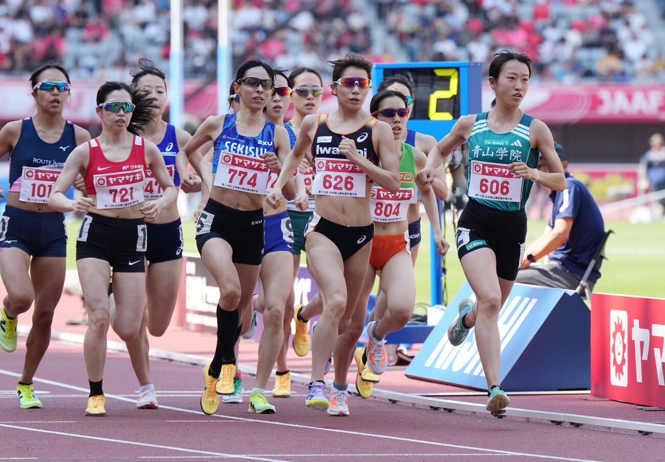 第110回日本陸上競技選手権大会　女子1500メートル予選1組目で力走する青山学院大の芦田和佳（右）（撮影・森本幸一）