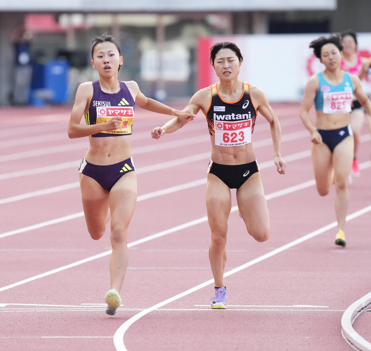 第110回日本陸上競技選手権大会　女子800メートル決勝　優勝した久保凛（左）。右は2着の塩見綾乃（撮影・森本幸一）