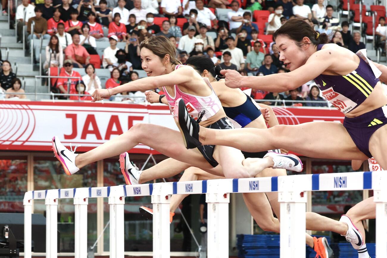 第110回日本陸上競技選手権大会　第2日　女子100メートル障害決勝　ハードルを越える中島ひとみ（撮影・宮地輝）