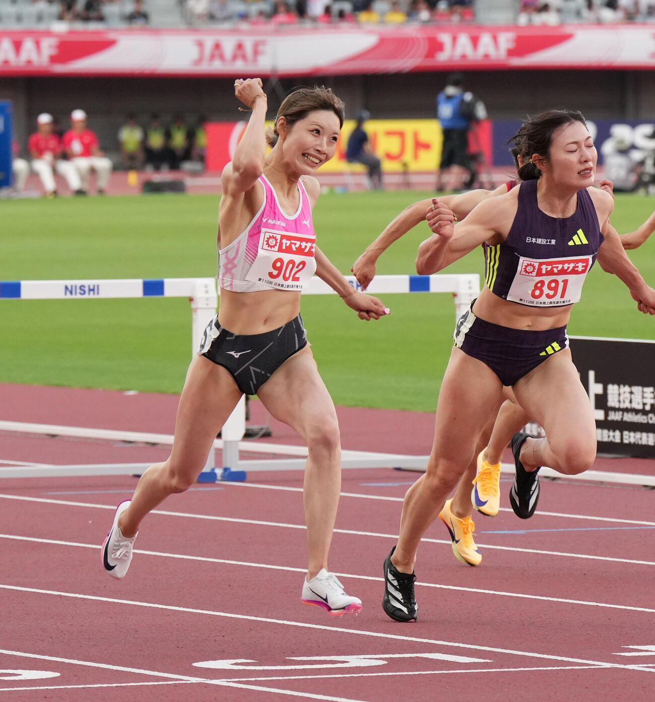 第110回日本陸上競技選手権大会　女子100メートル障害決勝　中島ひとみ（左）は1着でゴールし喜ぶ（撮影・森本幸一）