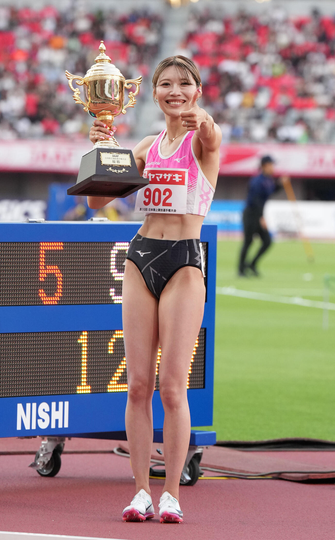 第110回日本陸上競技選手権大会　女子100メートル障害決勝、優勝しトロフィーを手に喜ぶ中島ひとみ（撮影・森本幸一）