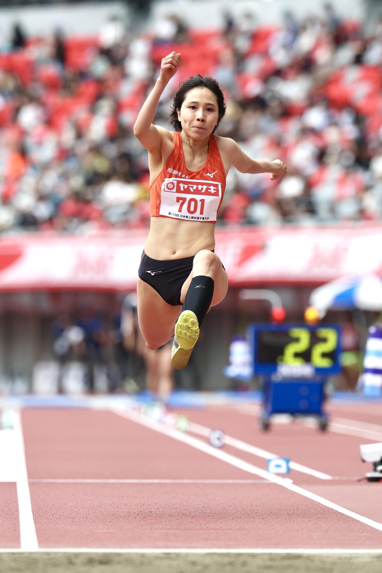 第110回日本陸上競技選手権大会　最終日　女子三段跳び決勝　跳躍する剱持クリア（撮影・宮地輝）