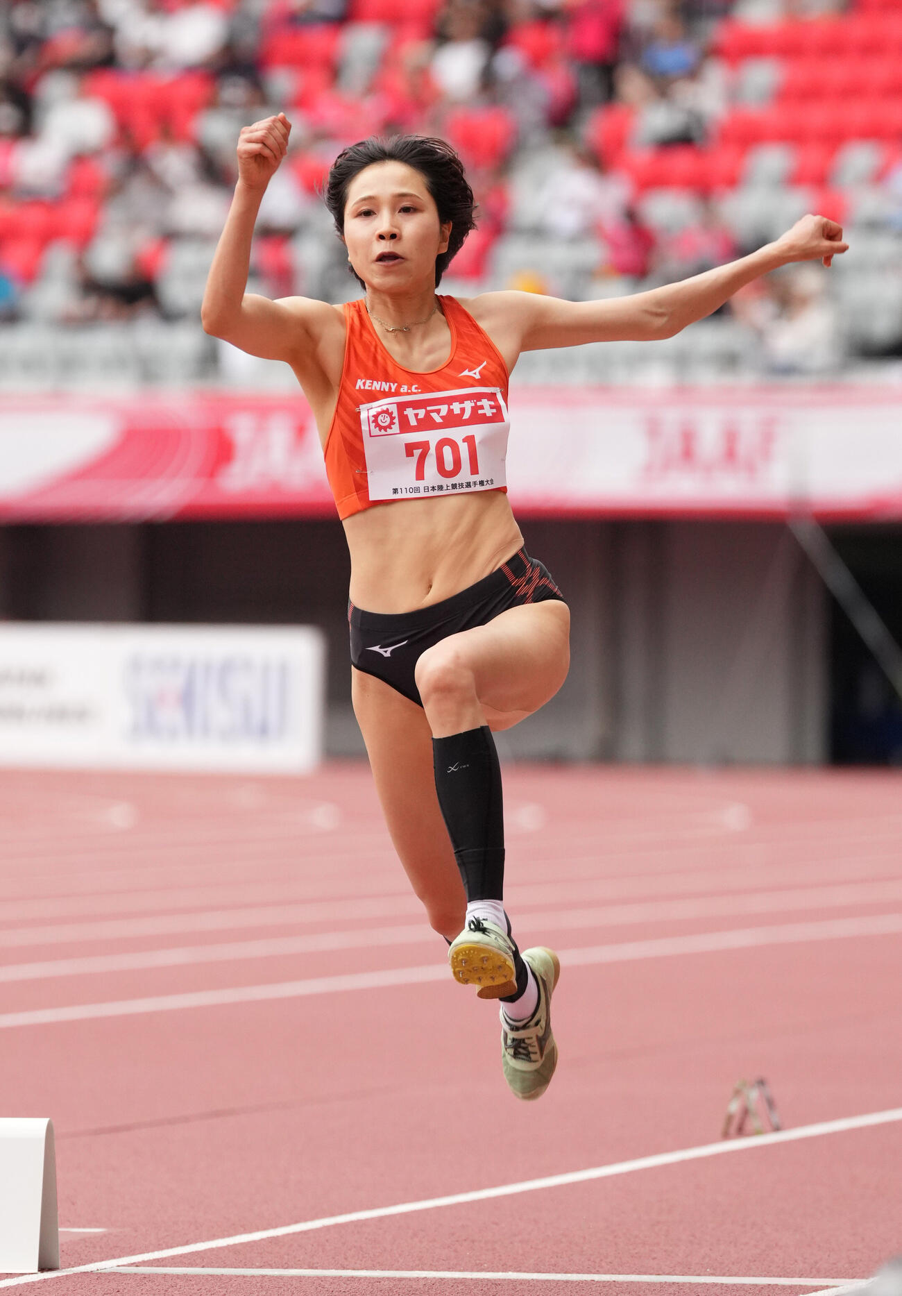 第110回日本陸上競技選手権大会　女子三段跳び決勝1回目の跳躍をする剱持クリア（撮影・森本幸一）