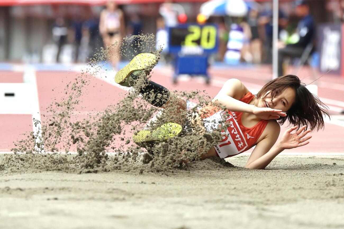 第110回日本陸上競技選手権大会　最終日　女子三段跳び決勝　跳躍した剱持クリア（撮影・宮地輝）＝2026年6月14日