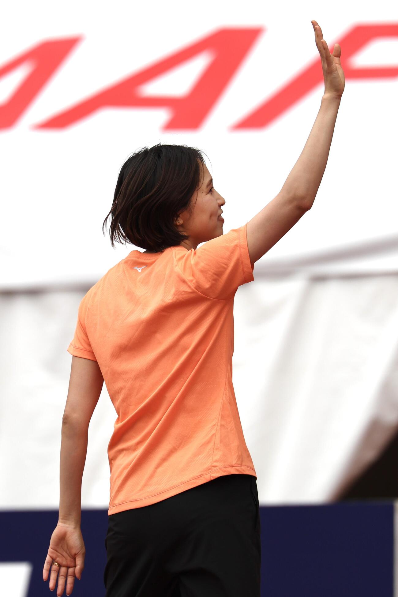 第110回日本陸上競技選手権大会　最終日　女子三段跳び決勝　声援に応える剱持クリア（撮影・宮地輝）
