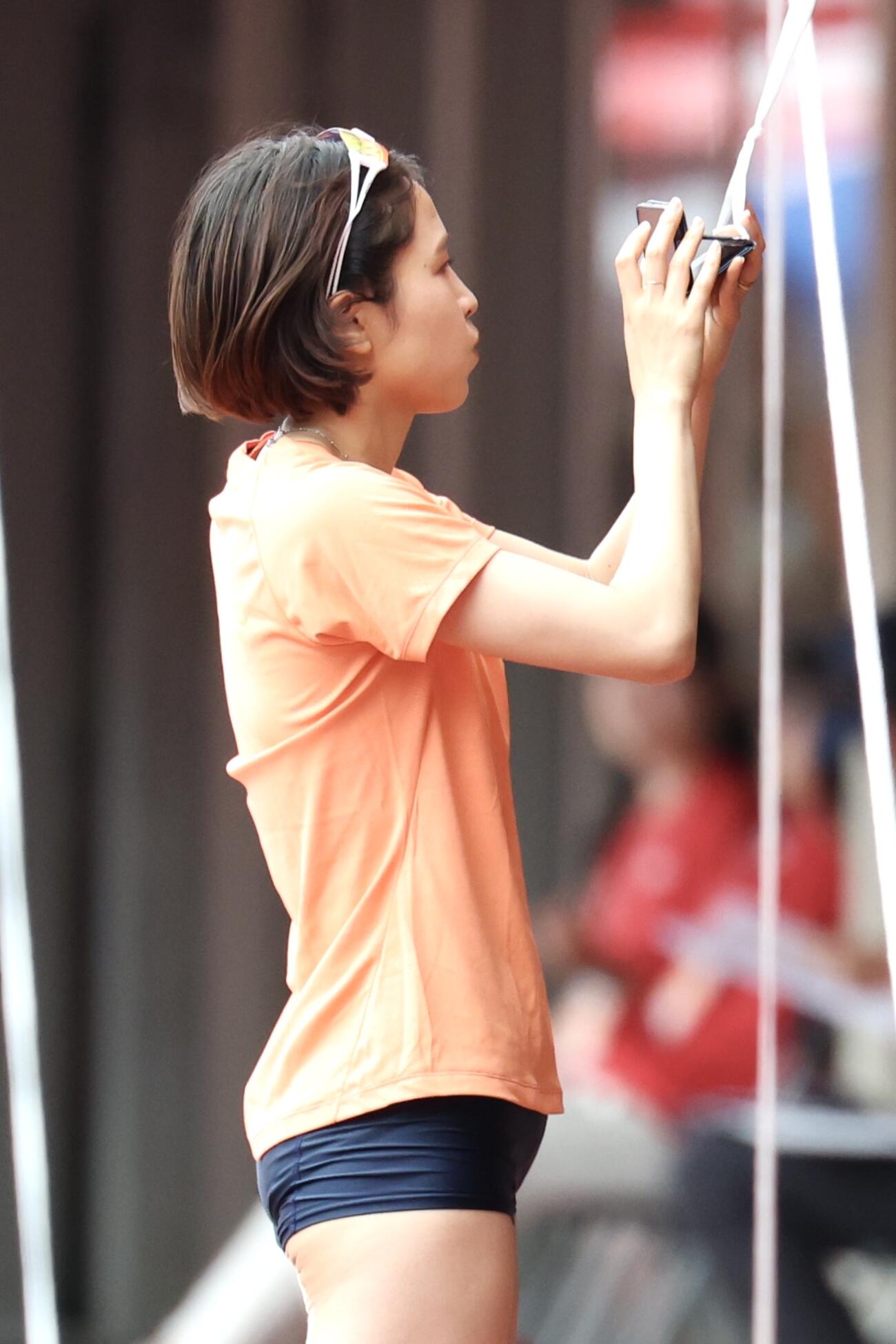 第110回日本陸上競技選手権大会　最終日　女子三段跳び決勝　調整を行い映像を確認する剱持クリア（撮影・宮地輝）