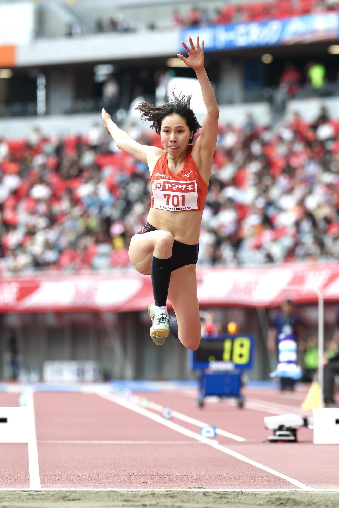 第110回日本陸上競技選手権大会　最終日　女子三段跳び決勝　3本目、跳躍する剱持クリア（撮影・宮地輝）