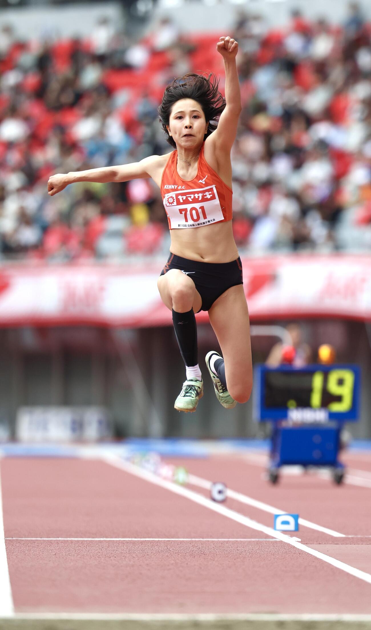 第110回日本陸上競技選手権大会　最終日　女子三段跳び決勝　3本目、跳躍する剱持クリア（撮影・宮地輝）