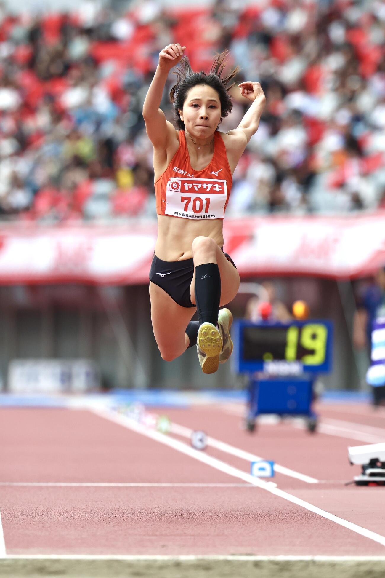 第110回日本陸上競技選手権大会　最終日　女子三段跳び決勝　3本目、跳躍する剱持クリア（撮影・宮地輝）