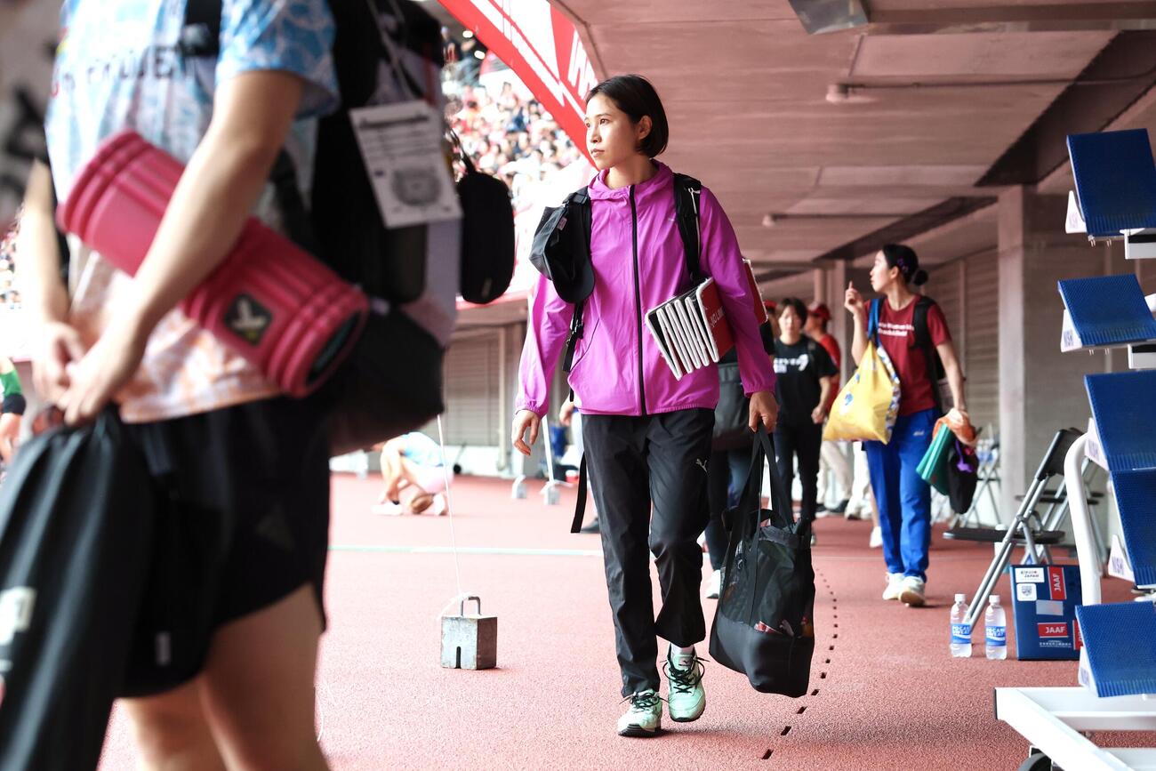 第110回日本陸上競技選手権大会　最終日　女子三段跳び決勝　引き揚げる剱持クリア（撮影・宮地輝）