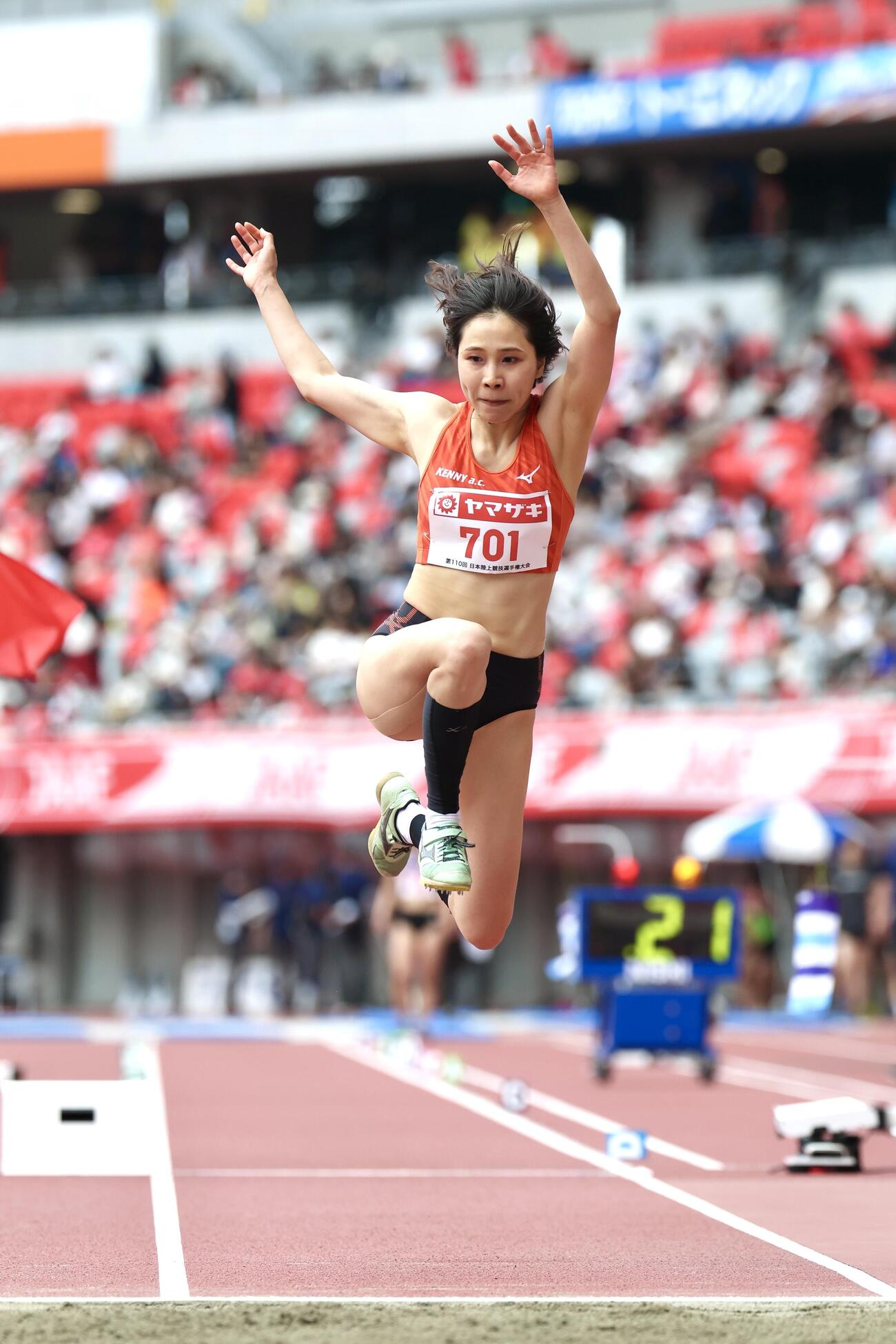 第110回日本陸上競技選手権大会　最終日　女子三段跳び決勝　跳躍する剱持クリア（撮影・宮地輝）