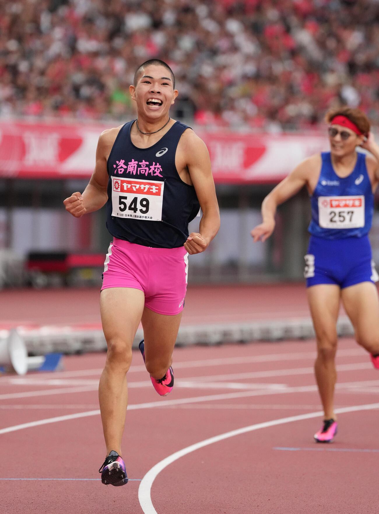 第110回日本陸上競技選手権大会　男子400メートル障害決勝で優勝した後藤大樹（左）（撮影・森本幸一）